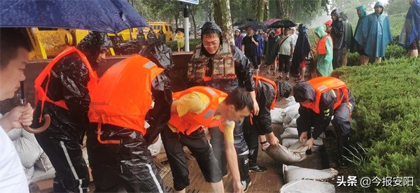 安陽(yáng)益和熱力集團(tuán)30人搶險(xiǎn)隊(duì)逆流而上，奮戰(zhàn)在抗洪一線(xiàn)